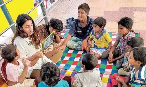 कांदिवली स्टेशन स्काईवॉक पर हेमंती सेन ने खोला स्कूल कांदिवली स्टेशन स्काईवॉक पर हेमंती सेन ने खोला स्कूल