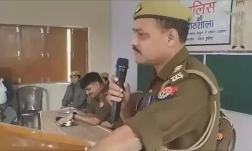 पुलिस अधिकारी के इस हरकत के बाद जनता कैसे करे उनपर यकीन पुलिस अधिकारी के इस हरकत के बाद जनता कैसे करे उनपर यकीन