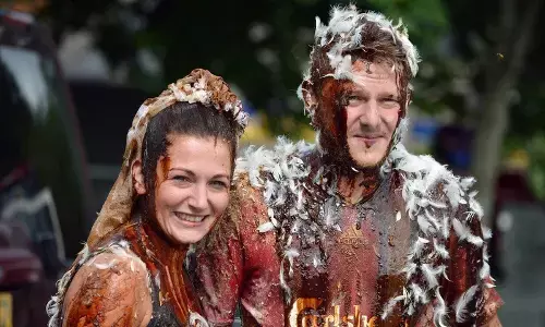 शादी के इन 10 रस्मों को जानकर आप हो जाएंगे हैरान शादी के इन 10 रस्मों को जानकर आप हो जाएंगे हैरान