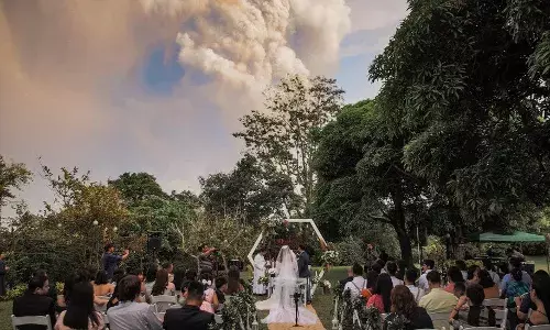 ज्वालामुखी के दौरान एक कपल के शादी की फोटो देख आश्चर्यचकित रह गए लोग ज्वालामुखी के दौरान एक कपल के शादी की फोटो देख आश्चर्यचकित रह गए लोग