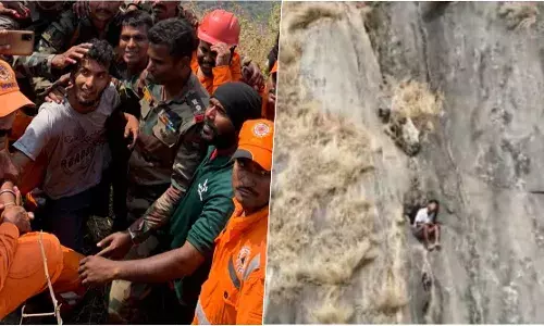 48 घंटो से पहाड़ो की दरार में फसा था एक ट्रैकर, आर्मी ने बचाई जान 48 घंटो से पहाड़ो की दरार में फसा था एक ट्रैकर, आर्मी ने बचाई जान