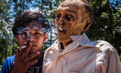 हर तीन साल में मुर्दे को निकालकर सिगरेट पिलाते हैं ये लोग हर तीन साल में मुर्दे को निकालकर सिगरेट पिलाते हैं ये लोग