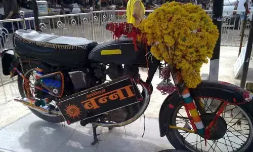 किसी मंदिर में भगवान है बुलेट तो कोई प्रसाद के रूप में चढाता है शराब