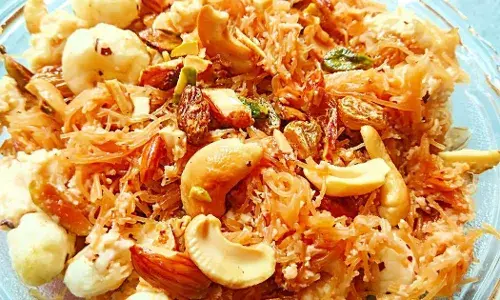 ईद का त्यौहार हो और सेवइयां का जिक्र ना हो ऐसा हो ही नहीं सकता  देश के अलग-अलग हिस्सों में बनती हैं अलग तरह की सेवइयां,