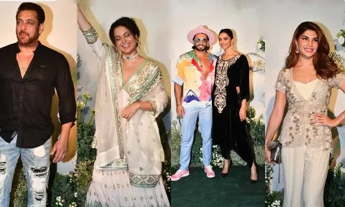 पिछले साल से ज्यादा शानदार रही, सलमान खान की ईद पार्टी,बॉलीवुड के दिखे कई दिग्गज सितारे | पिछले साल से ज्यादा शानदार रही, सलमान खान की ईद पार्टी,बॉलीवुड के दिखे कई दिग्गज सितारे |