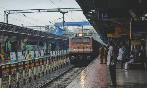 ट्रेन ड्राईवर ने चाय पीने के लिए खड़ी कर दी पैसेंजर ट्रेन ट्रेन ड्राईवर ने चाय पीने के लिए खड़ी कर दी पैसेंजर ट्रेन