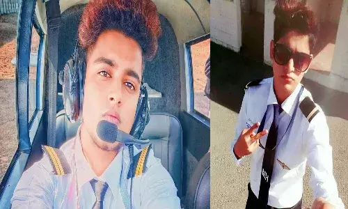 भारत का पहला ट्रांसजेंडर पायलट! प्लेन उड़ाने की जगह ,कर रहा हैं खाना डिलीवर भारत का पहला ट्रांसजेंडर पायलट! प्लेन उड़ाने की जगह ,कर रहा हैं खाना डिलीवर