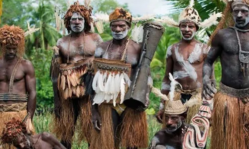 एक ऐसी जनजाति जो अपने दुश्मनों को मार खा जातें है उनका सिर, और खोपड़ी का बनाते हैं तकिया एक ऐसी जनजाति जो अपने दुश्मनों को मार खा जातें है उनका सिर, और खोपड़ी का बनाते हैं तकिया