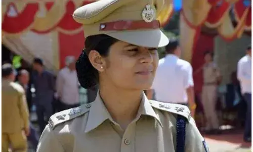 बस कंडक्टर की बेटी ने बिना कहीं कोचिंग किए, पहले प्रयास में ही UPSC परीक्षा पास कर बनी IPS अफसर बस कंडक्टर की बेटी ने बिना कहीं कोचिंग किए, पहले प्रयास में ही UPSC परीक्षा पास कर बनी IPS अफसर