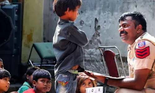 This Delhi Cop Teaches 100 Kids for Free in a Parking Lot Near the Red Fort This Delhi Cop Teaches 100 Kids for Free in a Parking Lot Near the Red Fort