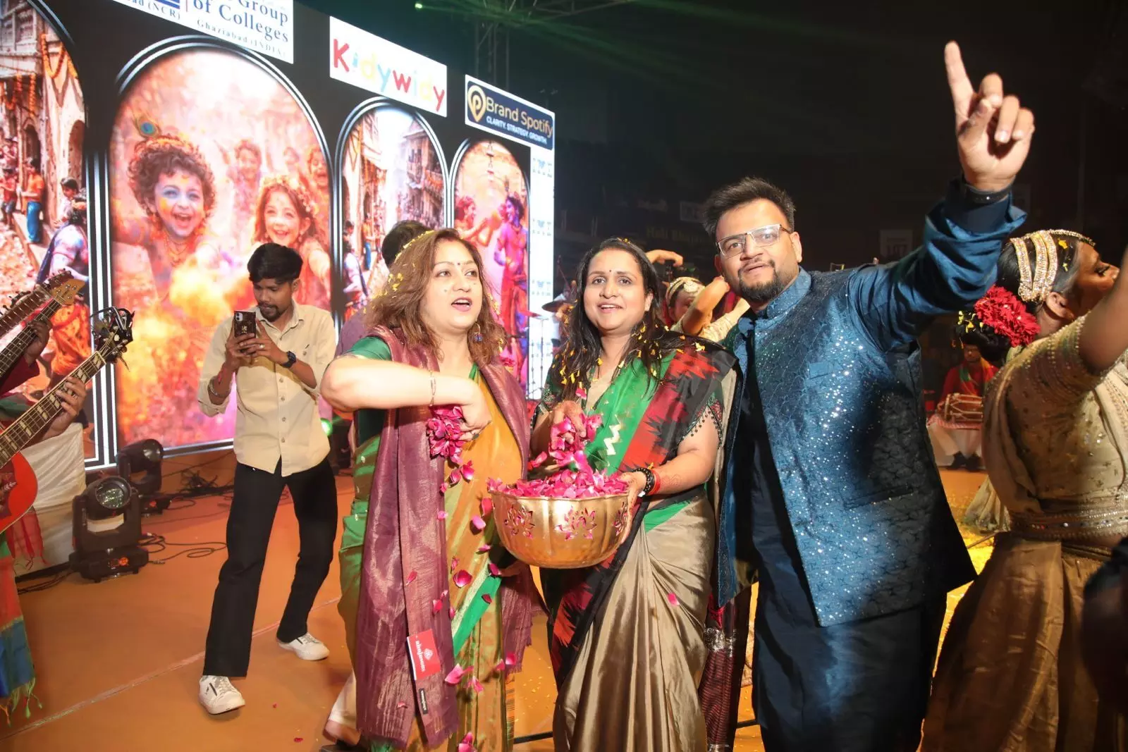 Prakhar - Saaz Completed a Classic Bhajan Clubbing Event in EastDelhi Prakhar - Saaz Completed a Classic Bhajan Clubbing Event in EastDelhi