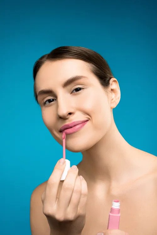 a women applying lipstick