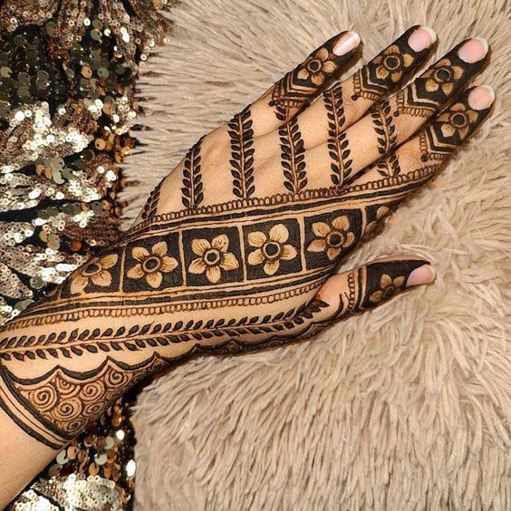 Beautiful mehndi with flowers